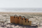 Rieten shopper Faria in vier maten naast elkaar op het strand