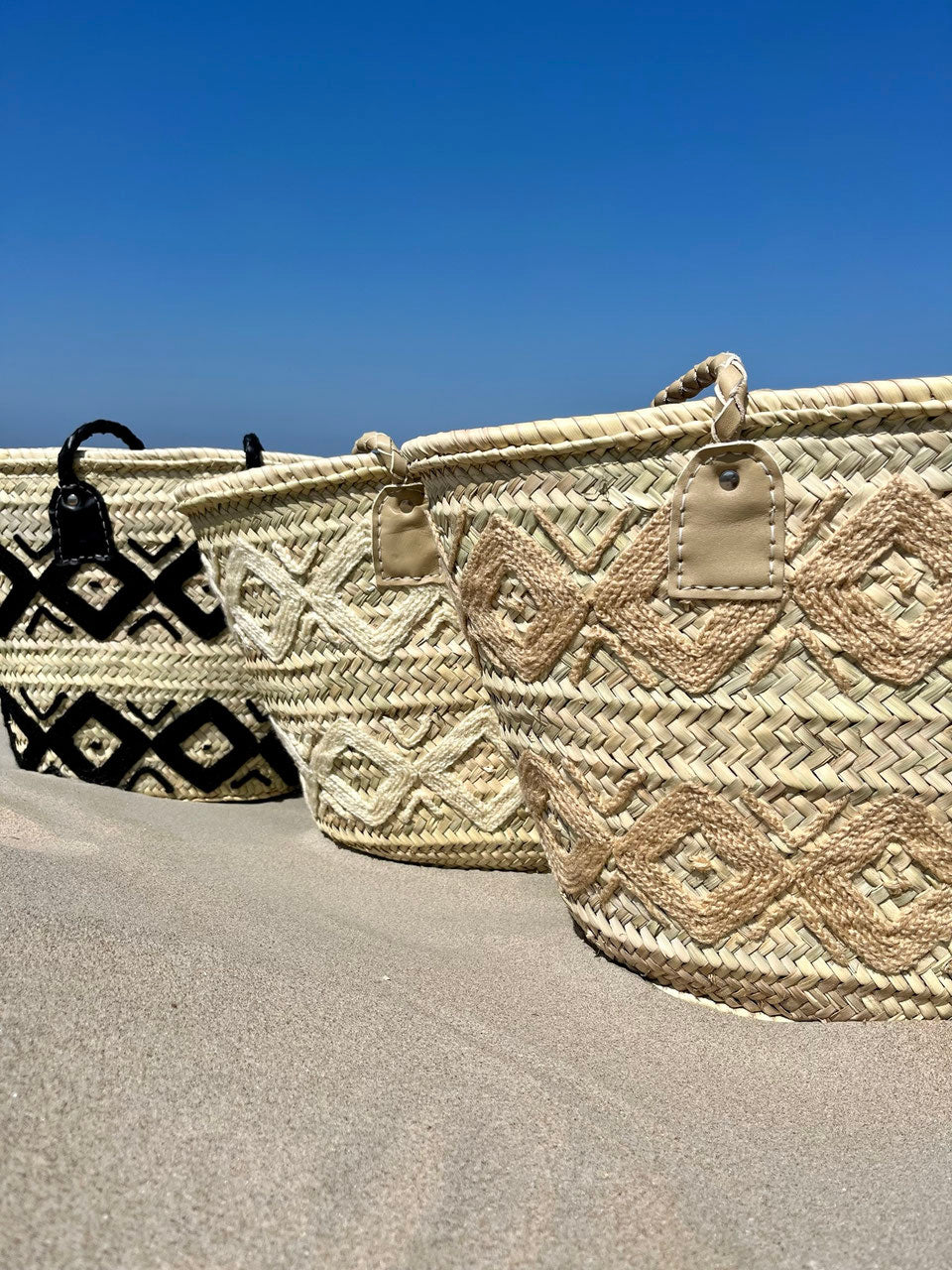 Rieten shopper met kleurrijk borduurwerk beige, samen met andere kleuren