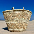 Rieten shopper met kleurrijk borduurwerk beige, op het strand
