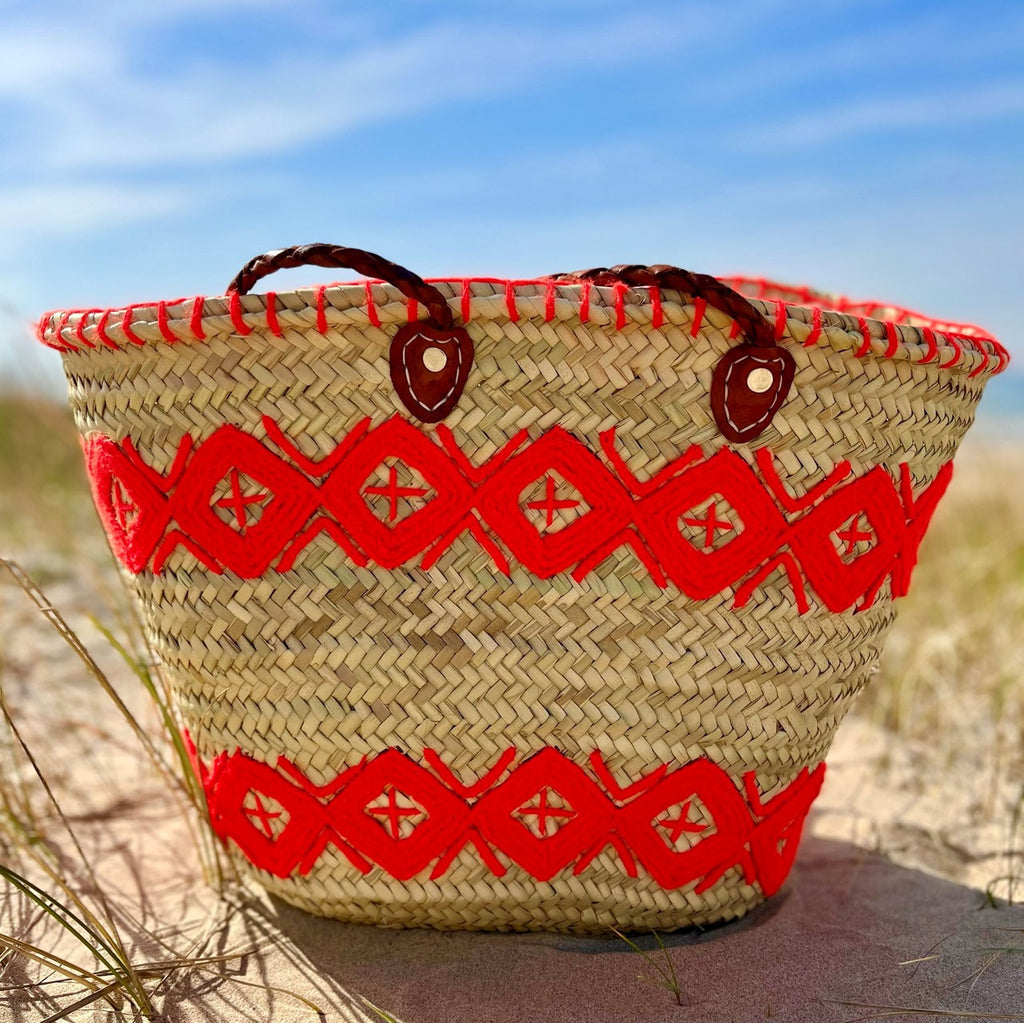 Rieten shopper met kleurrijk borduurwerk oranje, in de duinen