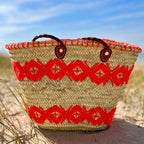 Rieten shopper met kleurrijk borduurwerk oranje, in de duinen