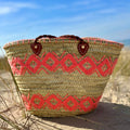 Rieten shopper met kleurrijk borduurwerk roze, in de duinen