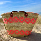 Rieten shopper met kleurrijk borduurwerk roze, in de duinen