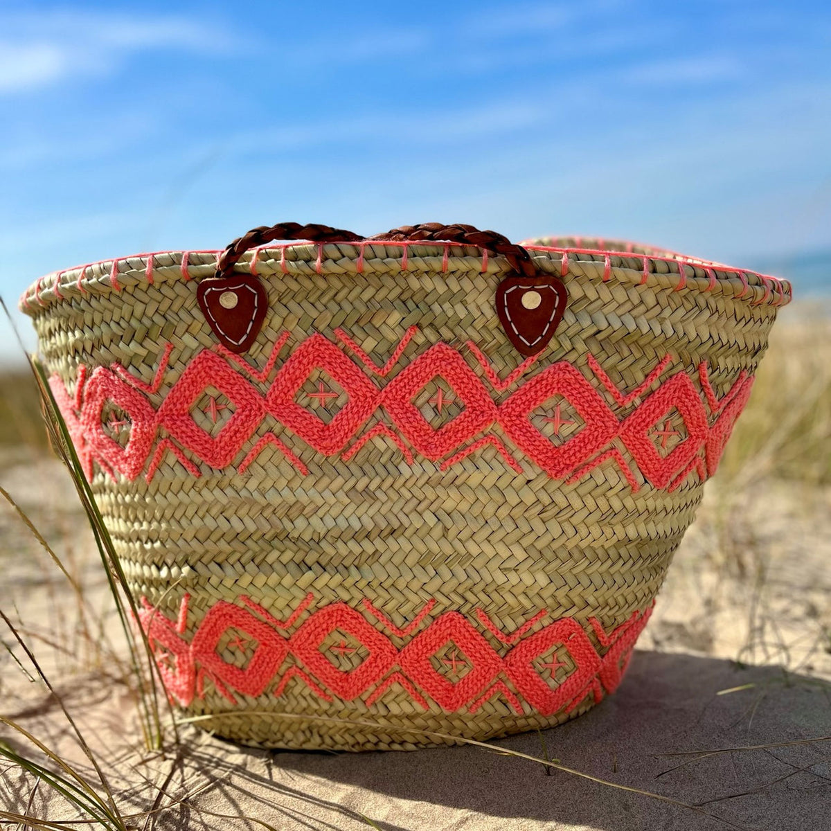 Rieten shopper met kleurrijk borduurwerk roze, in de duinen