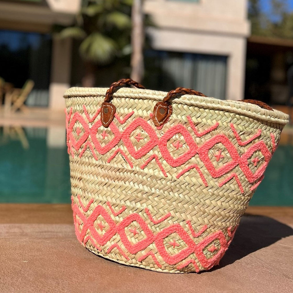 Rieten shopper met kleurrijk borduurwerk roze, bij het zwembad