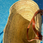 Rattan shopper with long and short leather handles, inside by the pool