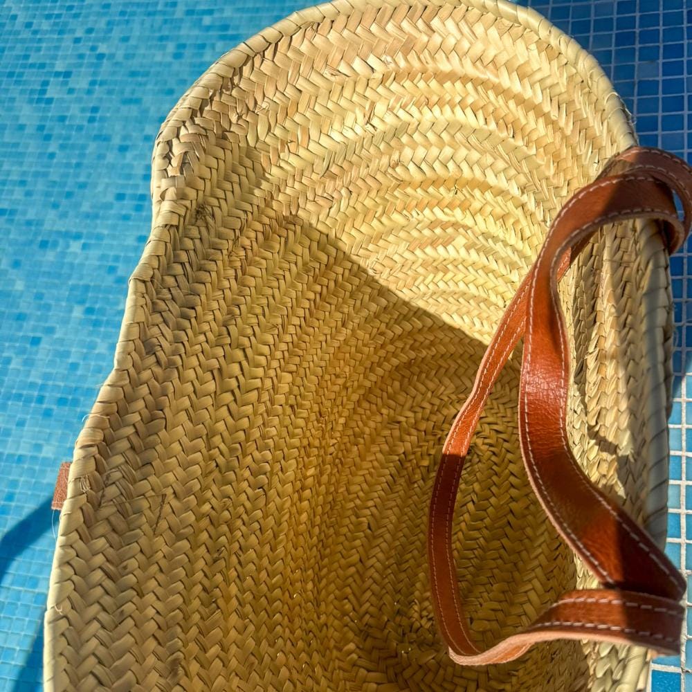 Rattan shopper with long and short leather handles, inside by the pool