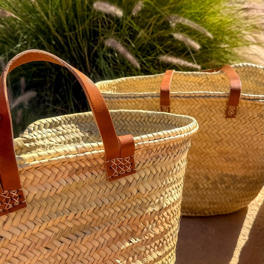 Rattan shopper with long and short leather handles, close up of the leather handles