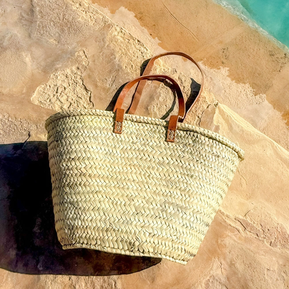 Rieten shopper met lange leren hengsels, buiten in de zon