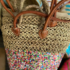 Rieten strandtas Dounia Multi met pailletten, close-up van de hengsels en pailletten
