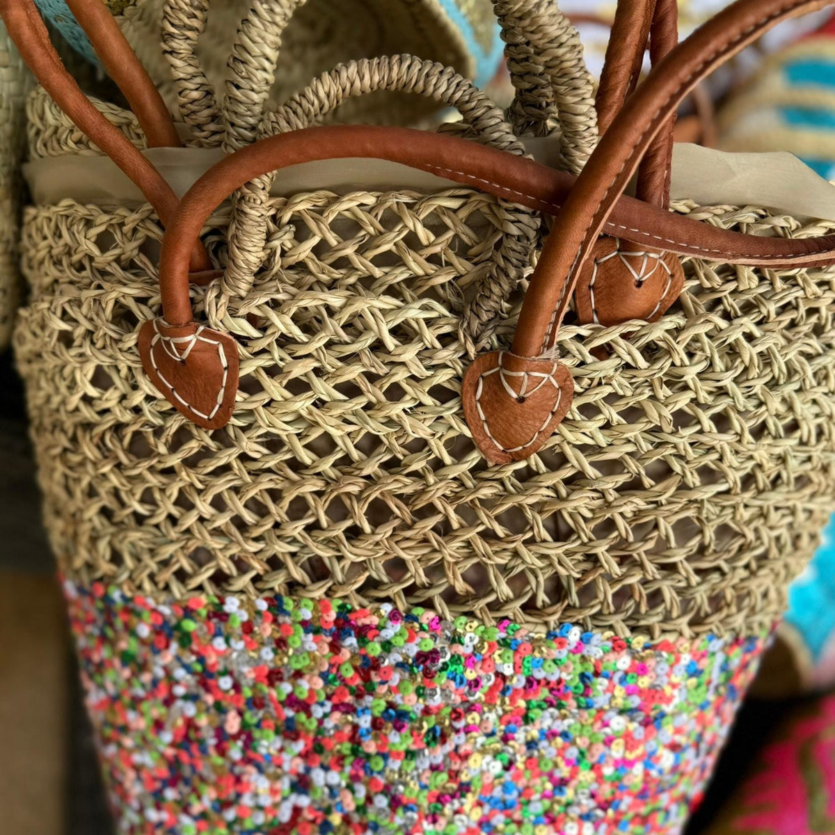 Rieten strandtas Dounia Multi met pailletten, close-up van de hengsels en pailletten