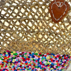 Rieten strandtas Dounia Multi met pailletten, close-up van het vlechtwerk en de pailletten