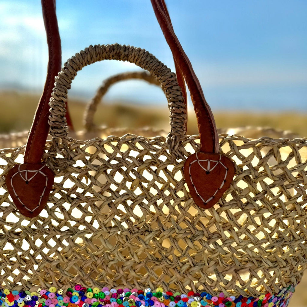 Rieten strandtas Dounia Multi met pailletten, detail van de hengsels