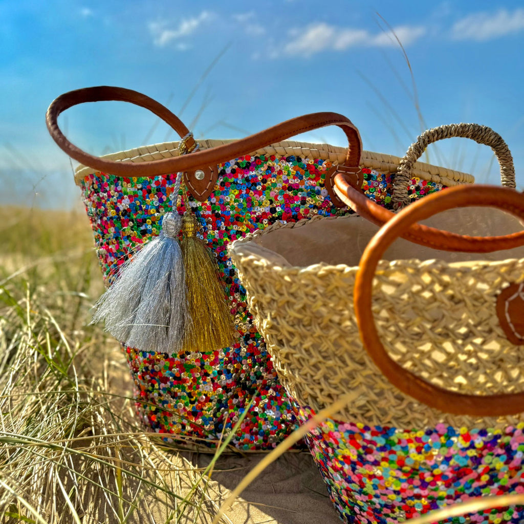 Rieten strandtas Multi met pailletten en vaste franjes, close-up van de tassels