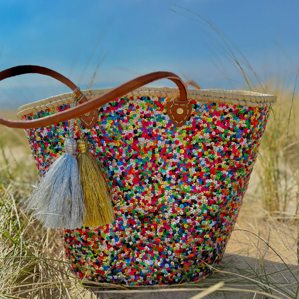 Rieten strandtas Multi met pailletten en vaste franjes, met tassels in de duinen