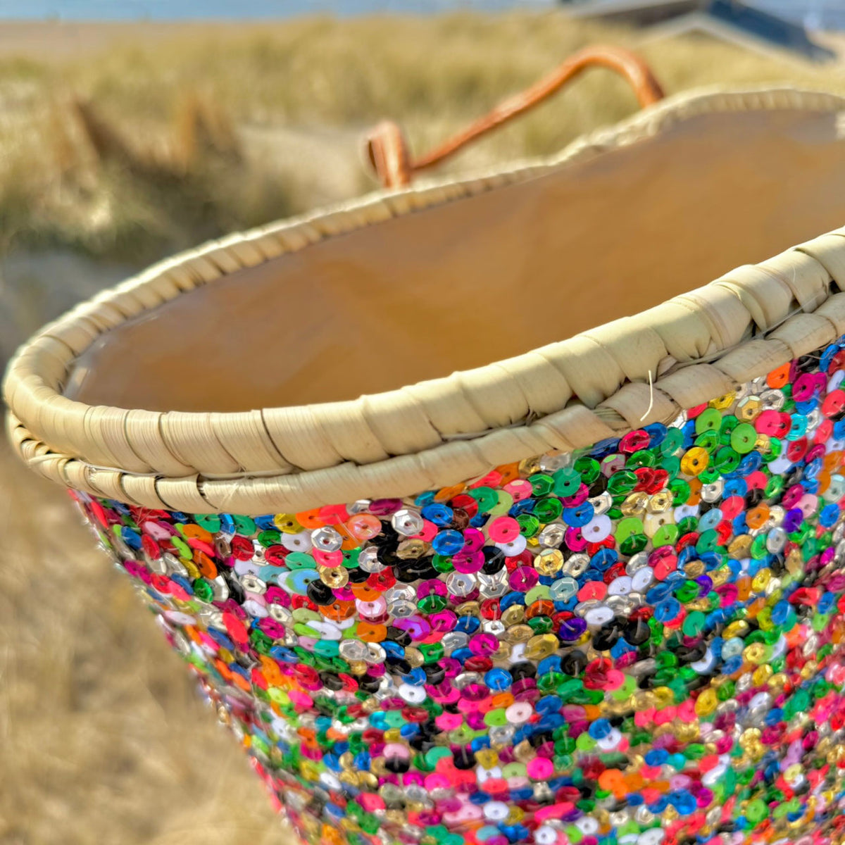 Rieten strandtas Multi met pailletten zonder franjes, bovenaanzicht van de binnenkant