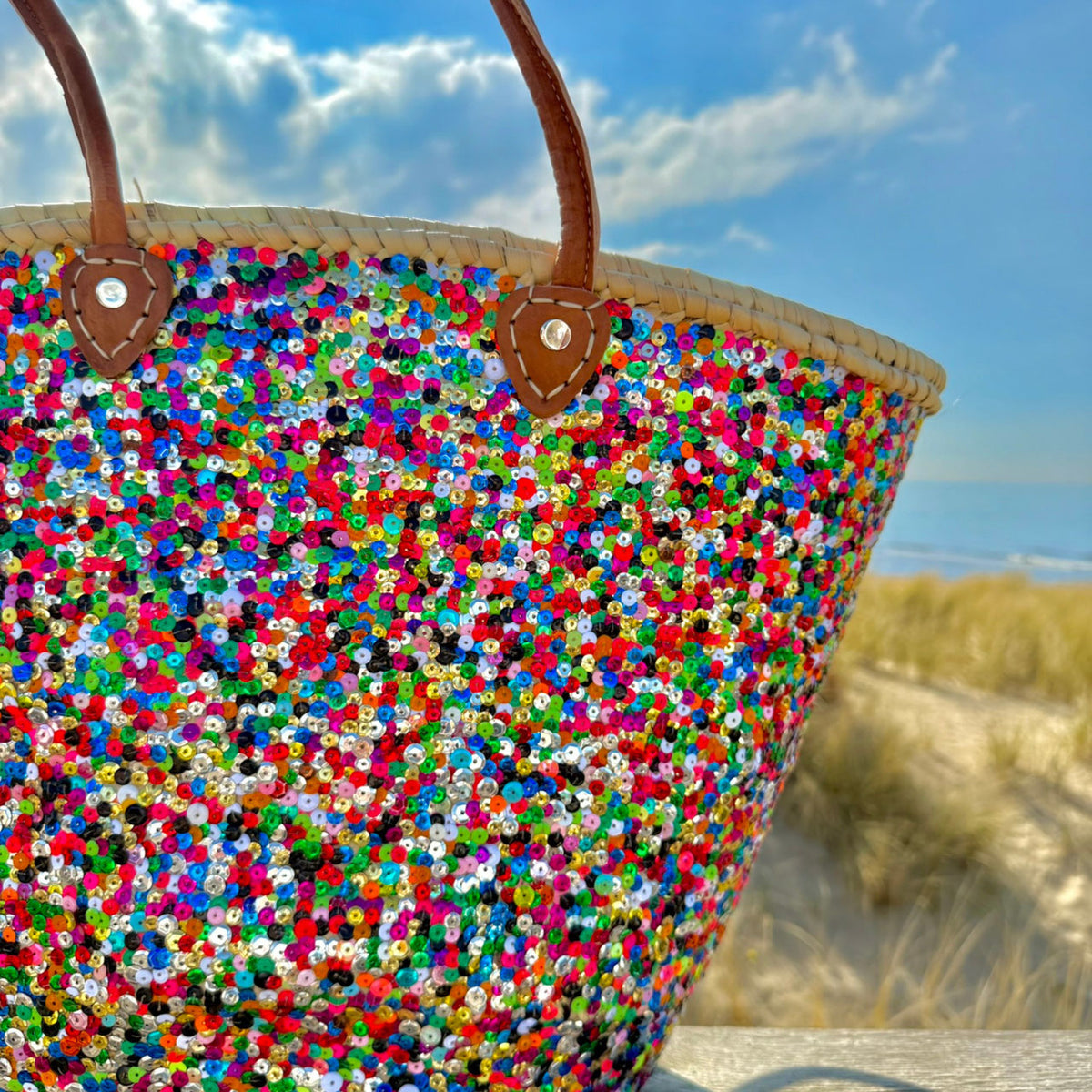 Rieten strandtas Multi met pailletten zonder franjes, vooraanzicht met kleurrijke pailletten