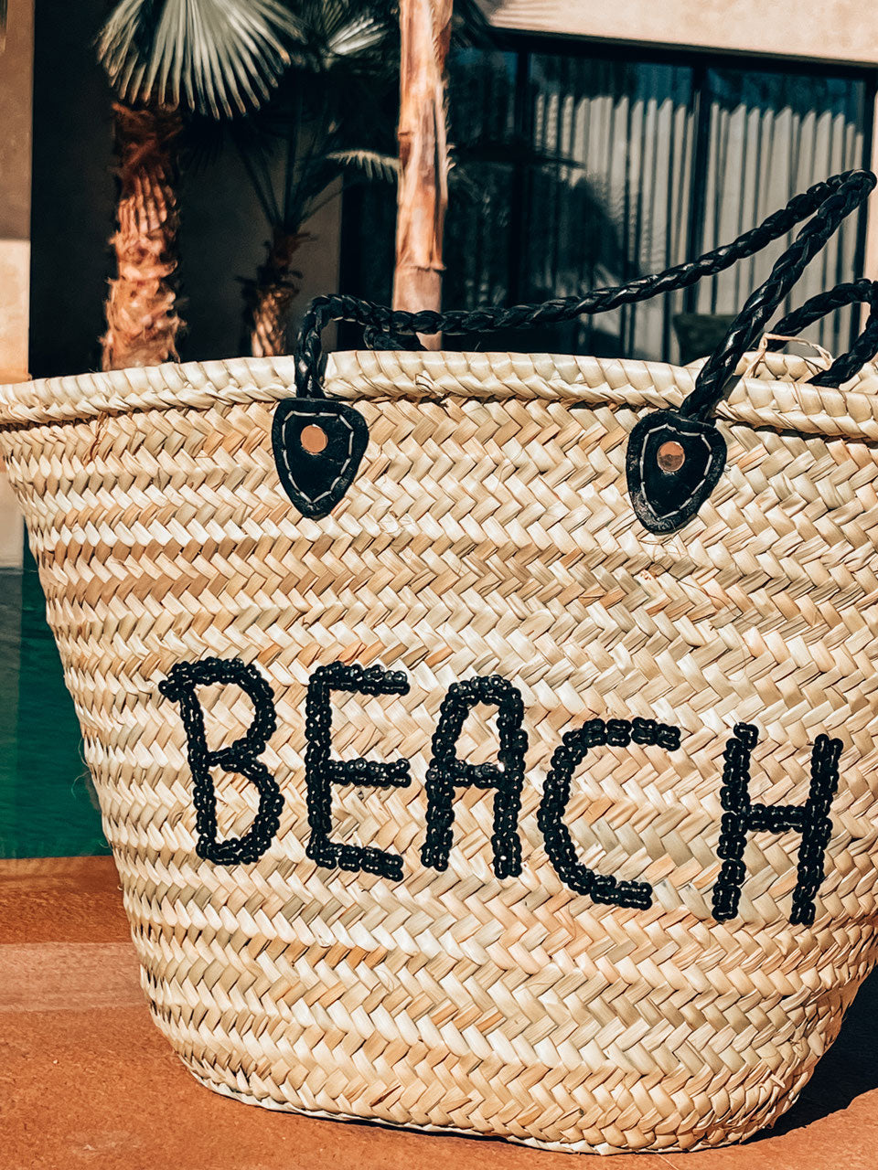 Rieten strandtas met pailletten Beach zwart, close-up van de letters