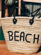 Rieten strandtas met pailletten Beach zwart, close-up van de letters