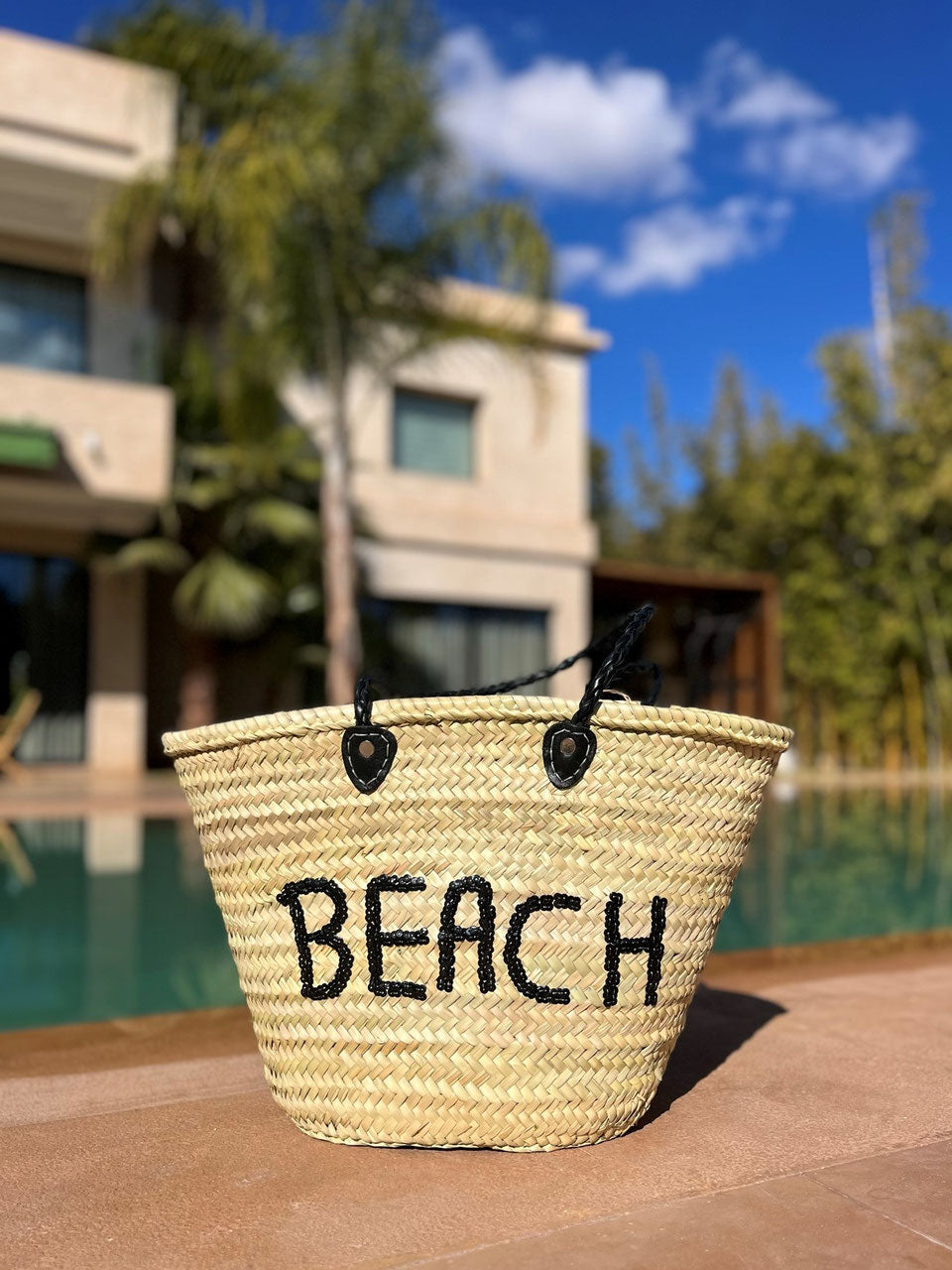 Rieten strandtas met pailletten Beach zwart, vooraanzicht in de zon