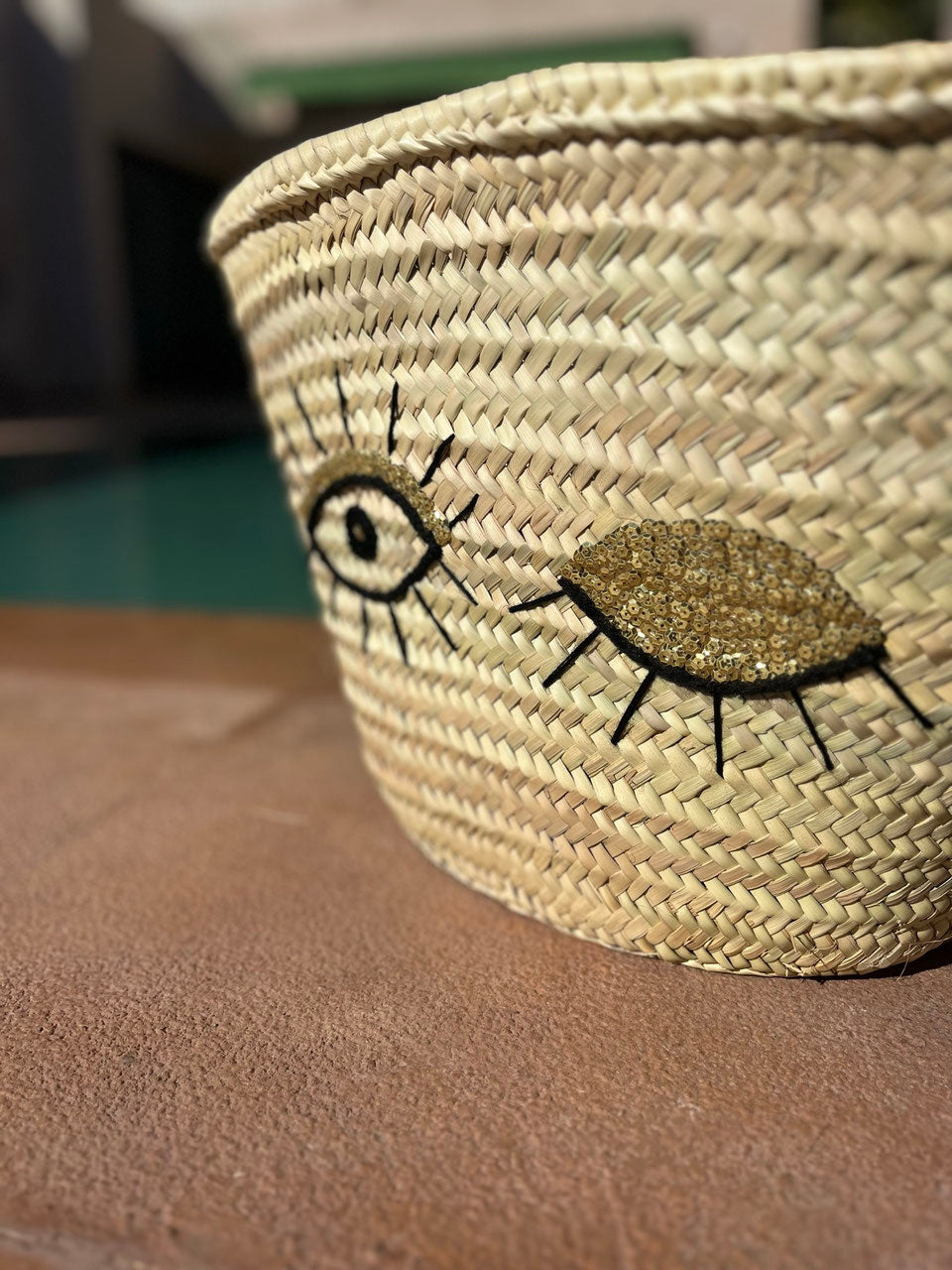 Rieten strandtas met pailletten Eyes, close-up van het ogenmotief