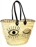 Rieten strandtas met pailletten Eyes, op een witte achtergrond