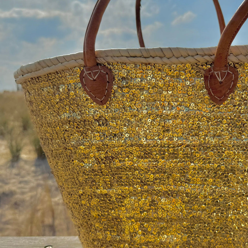 Rieten strandtas met pailletten goud, close-up van de gouden pailletten