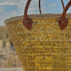Rieten strandtas met pailletten goud, close-up van de gouden pailletten