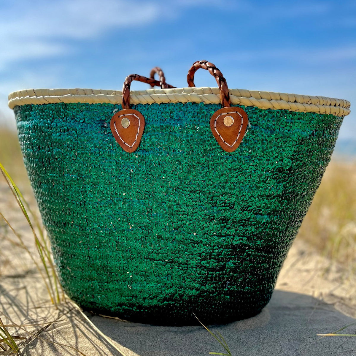 Rieten strandtas met pailletten groen, vooraanzicht in de zon