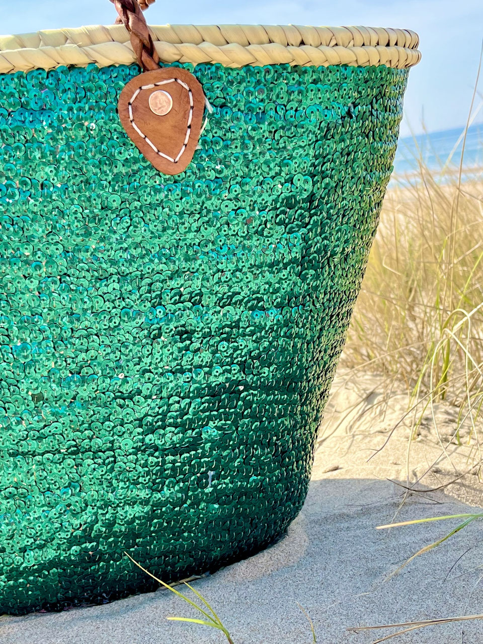 Rieten strandtas met pailletten groen, zijaanzicht in de duinen