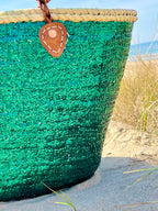 Rieten strandtas met pailletten groen, zijaanzicht in de duinen
