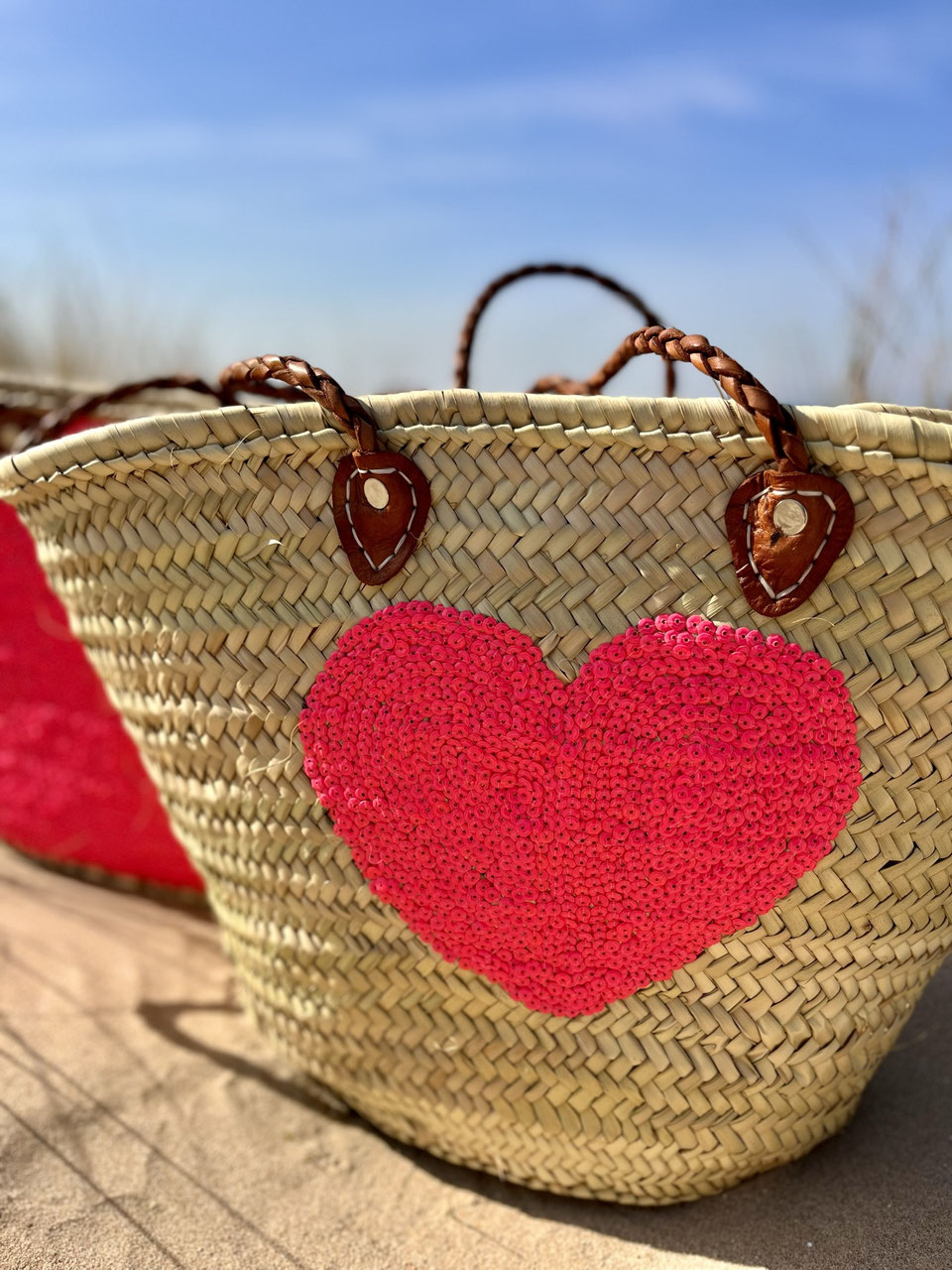 Rieten strandtas met pailletten Hart roze, close-up van het hart
