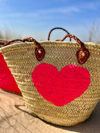 Rieten strandtas met pailletten Hart roze, close-up van het hart