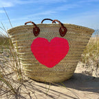 Rieten strandtas met pailletten Hart roze, in de duinen