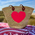 Rieten strandtas met pailletten Hart roze, op een strandlaken