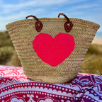 Rieten strandtas met pailletten Hart roze, op een strandlaken