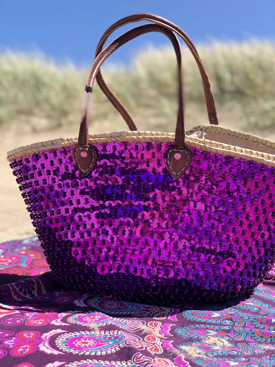 Straw beach bag with sequins purple, close up of the purple sequins