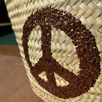 Rieten strandtas met pailletten Peace bruin, close-up van het peaceteken