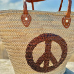Rieten strandtas met pailletten Peace bruin, close-up van de voorkant