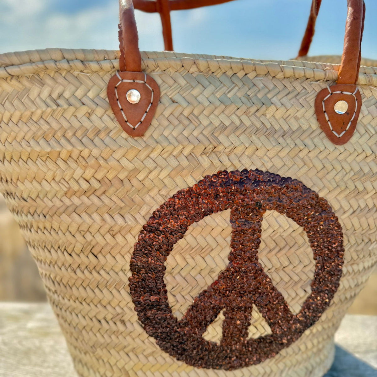 Rieten strandtas met pailletten Peace bruin, close-up van de voorkant