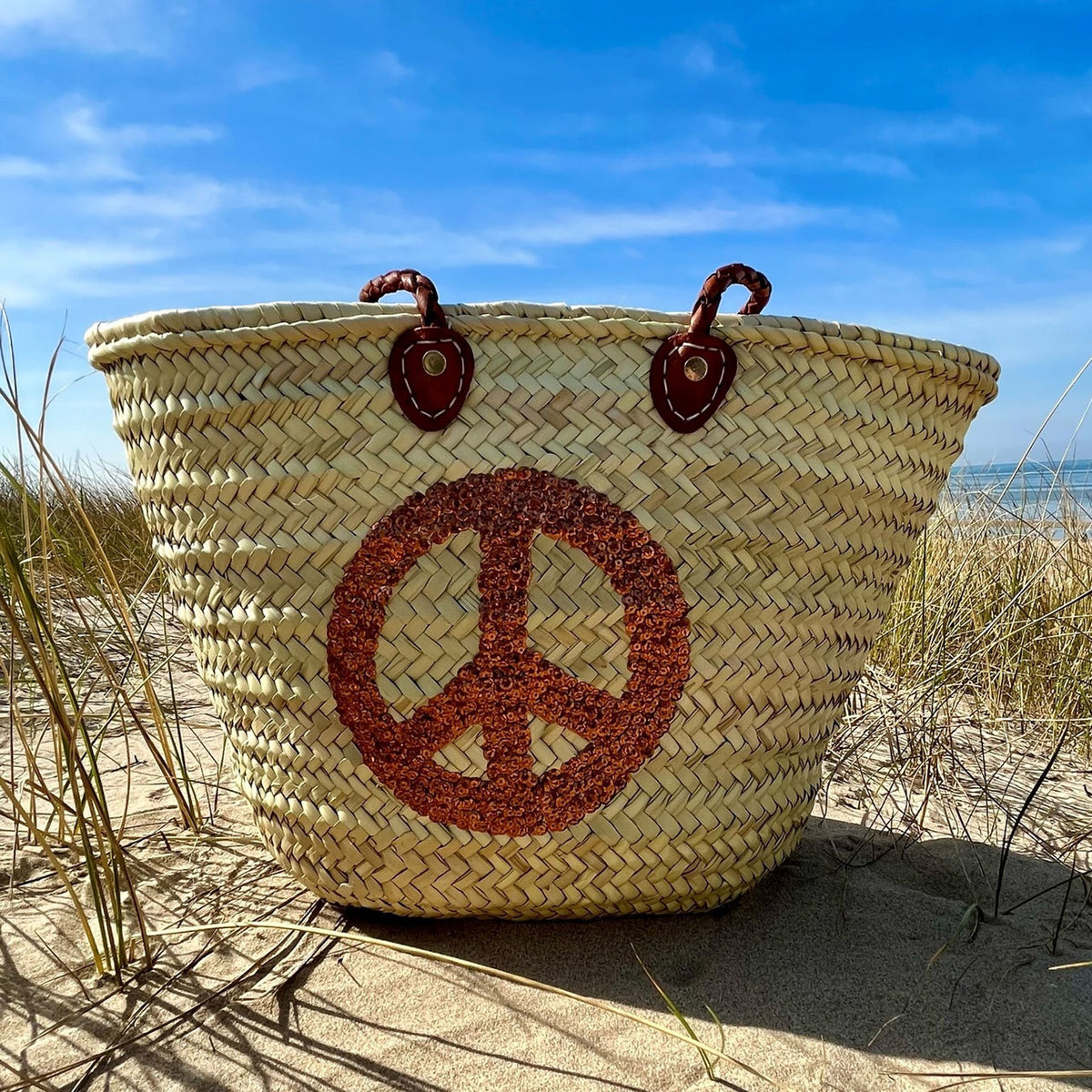 Rieten strandtas met pailletten Peace bruin, in de duinen