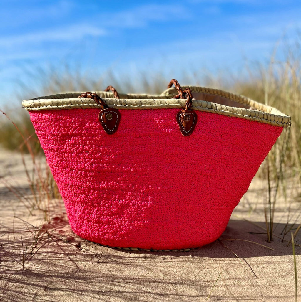 Rieten strandtas met pailletten roze, in de duinen