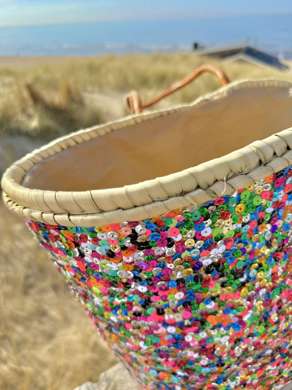 Straw beach bag with sequins pink, purple and green, close up of the sequins