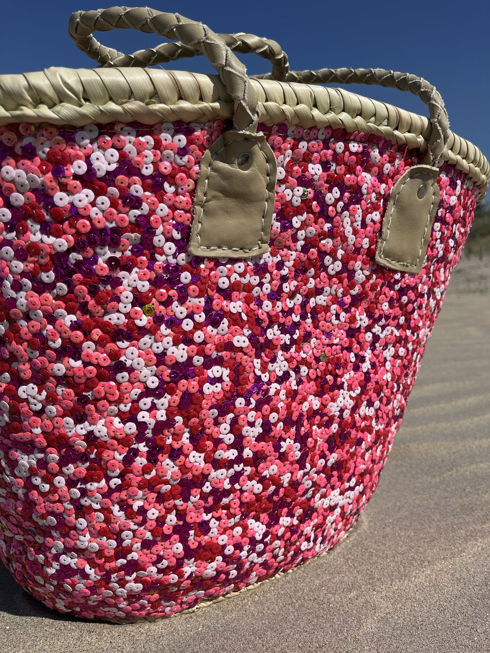 Straw beach bag with sequins pink, red and white, close up of the sequins