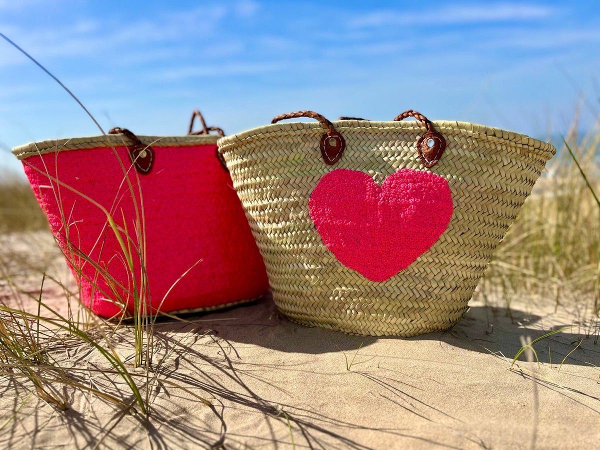 Rieten strandtas met pailletten roze, samen met de strandtas met hart