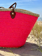 Rieten strandtas met pailletten roze, vooraanzicht in de duinen