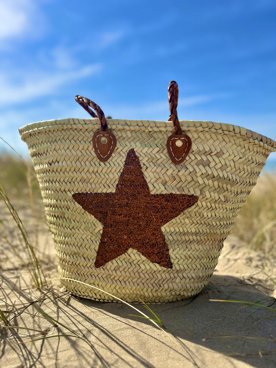 Straw beach bag with sequins Star brown, in the dunes