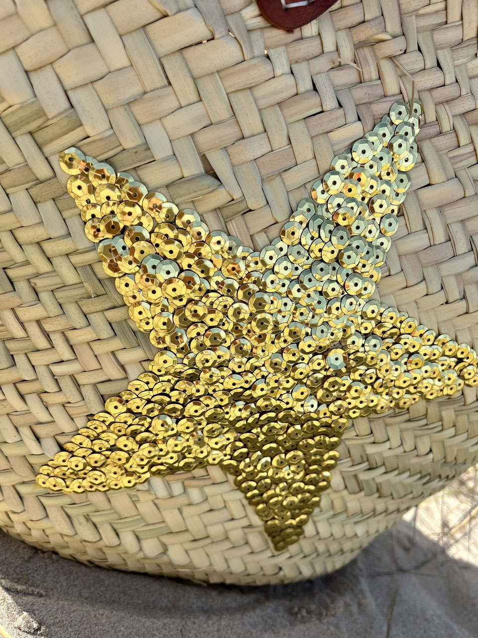 Straw beach bag with sequins Star gold, close up of the gold star
