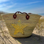 Straw beach bag with sequins Star gold, in the dunes