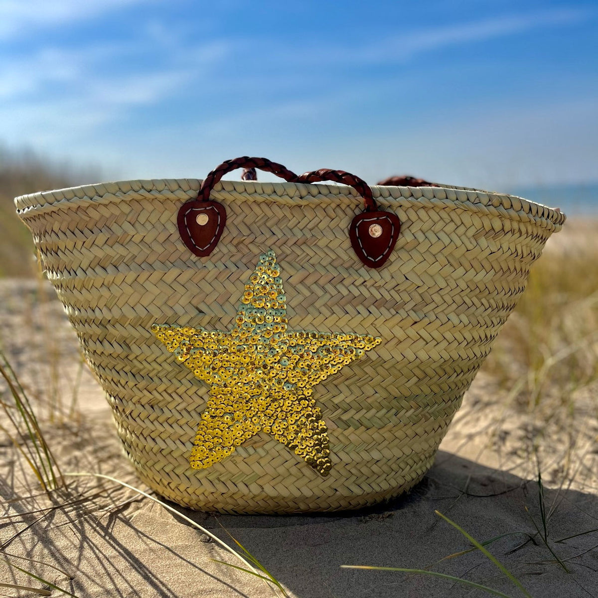 Straw beach bag with sequins Star gold, in the dunes